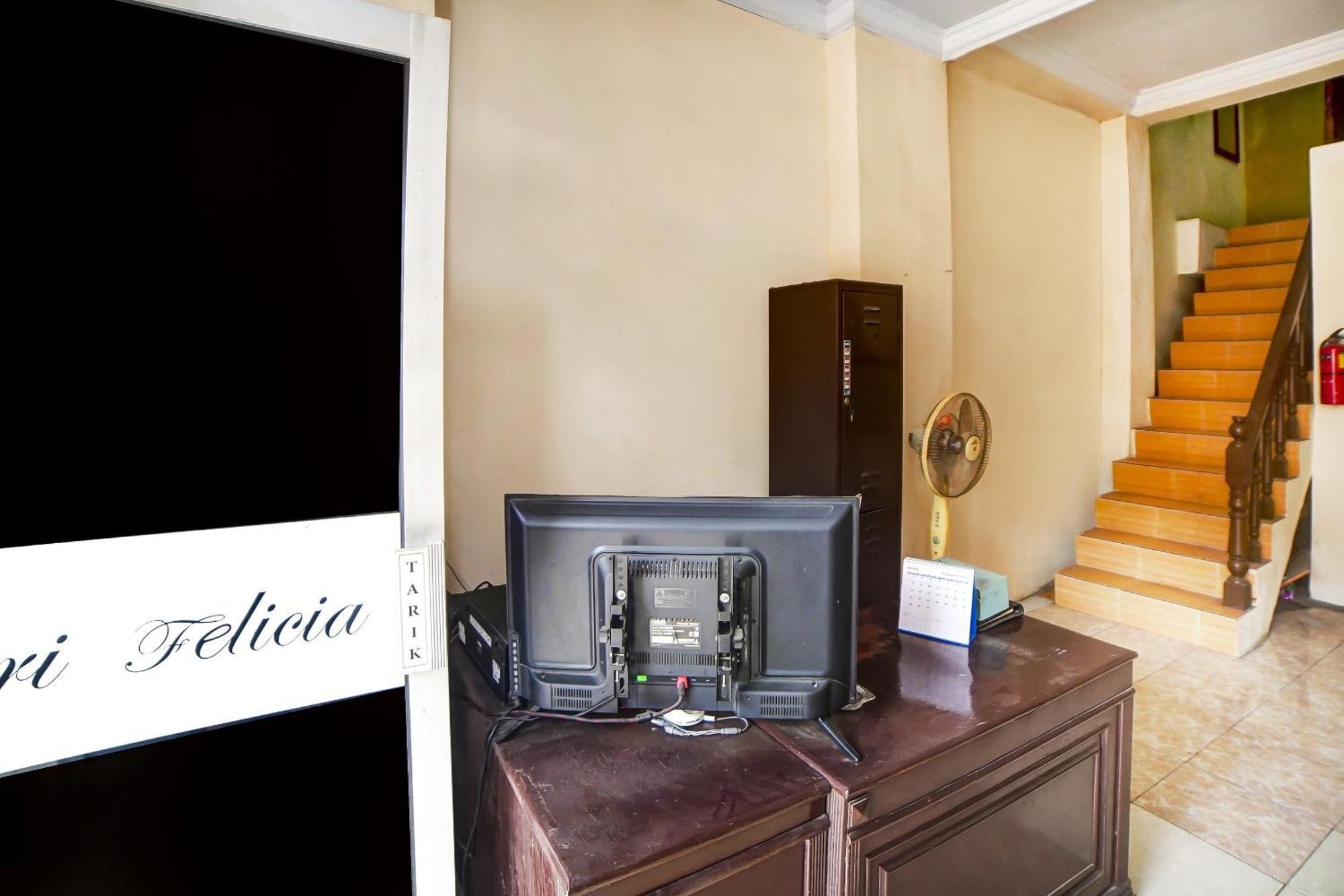 Oyo 91199 Felicia Homestay Medan Bagian luar foto